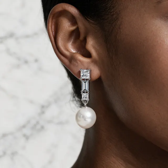 AI on ear image: pearl drop, made by Grandior AI Studio