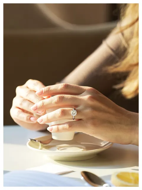 AI lifestyle image: cafe oval ring, made by Grandior AI Studio